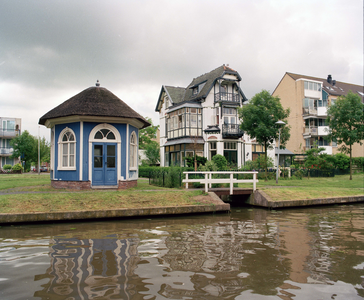 123478 Gezicht op de gerestaureerde theekoepel langs de Vaartsche Rijn te Utrecht; rechts het huis Salamanderpad 200, ...
